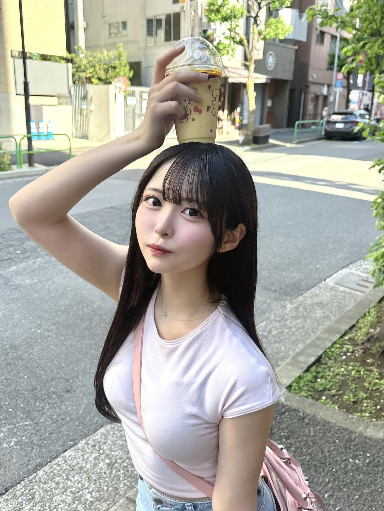 夏日清凉饮品，元气少女出街！🍹🌞👗