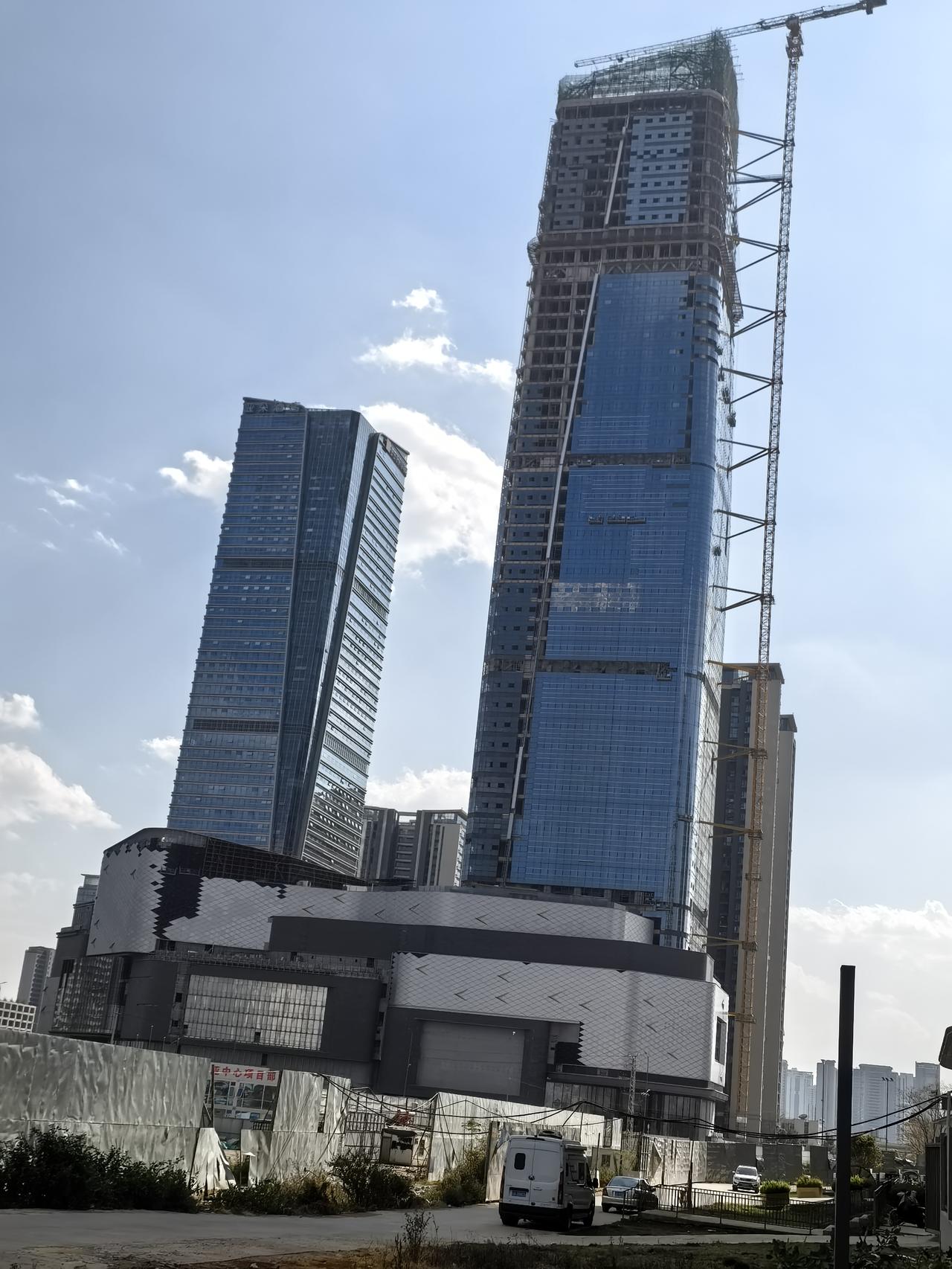 第一张图片是2月24号拍的，后面一张是今天拍的，时隔半个月多两天，真的是龙湖速度