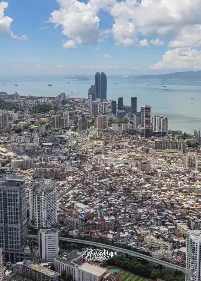 刚落地厦门，给我的感觉比福州差很多，不管是素质还是空气还是城市面貌，感觉厦门是县