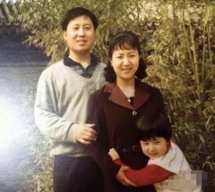 杨紫全家共用一张脸！乍看吓一跳，她妈妈年轻时就是儿时杨紫的plus版。她爸爸好像