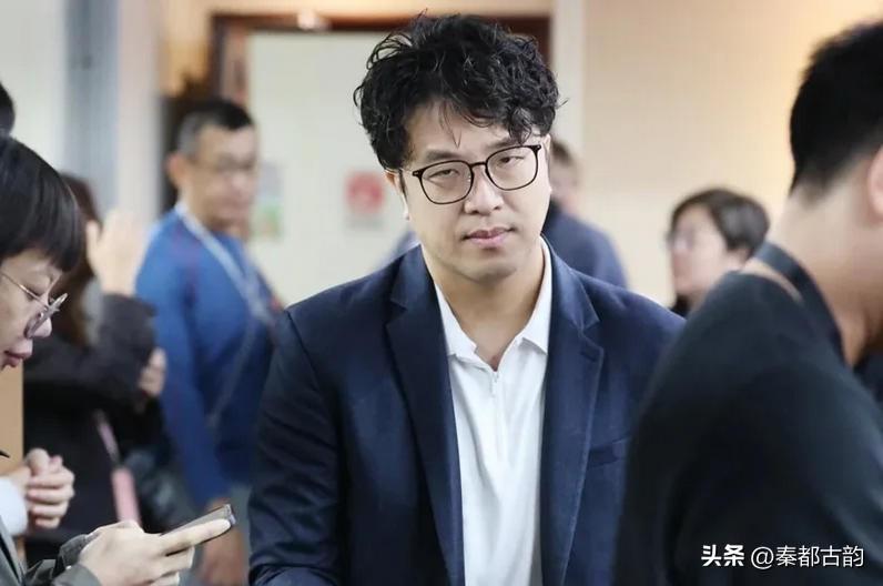 台北选战彻底白热化！沈伯洋主动破圈，抢中间选民、跨蓝绿票
 
现在台湾九合一选举