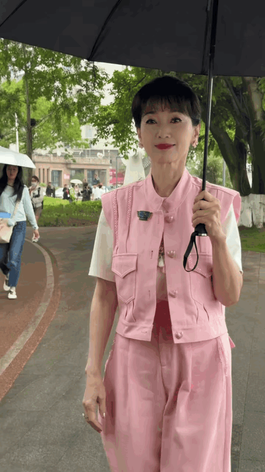 张雅芝无滤镜生图，来看看怎么样？
图片里都能看到，她脖颈的细纹、手上松弛带青筋的