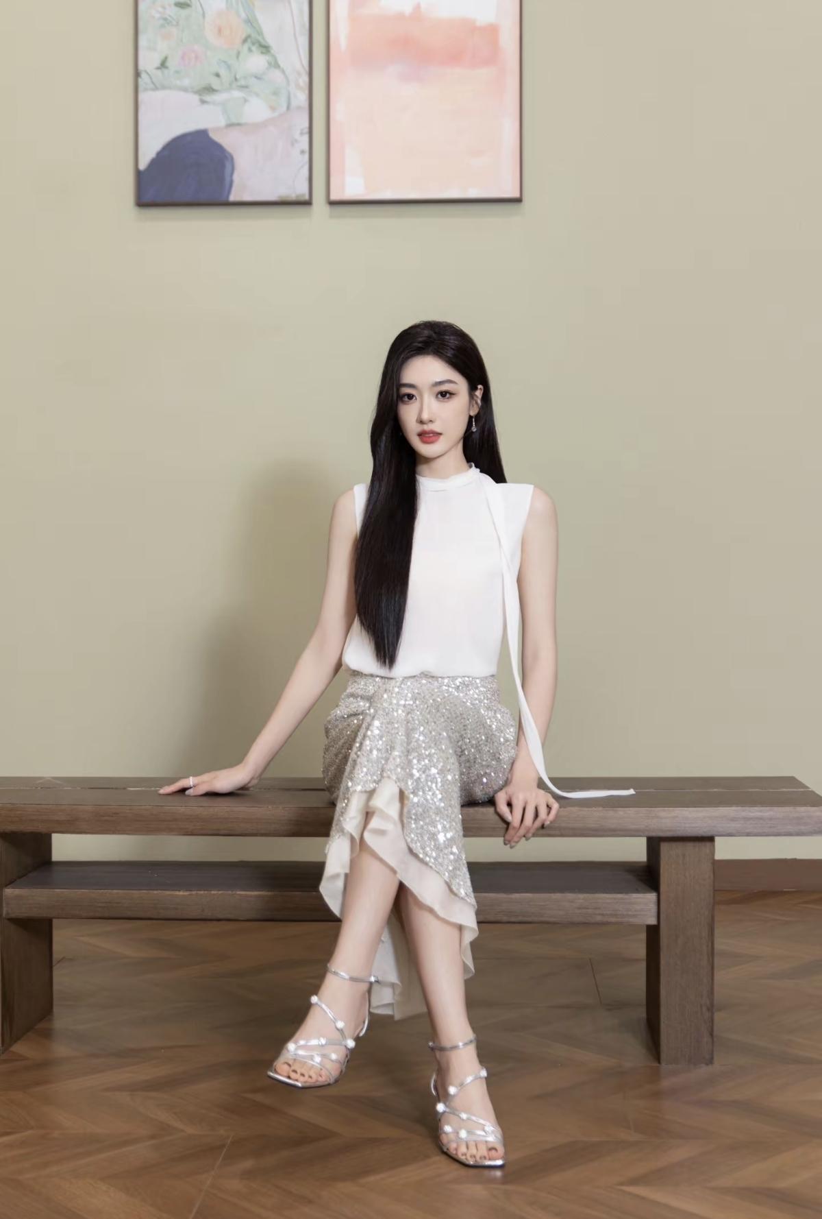 孙乐言的自如姿态体现在她面对镜头时的自然谈吐、从容举止和自信微笑，展现出真诚且松