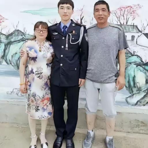 江苏一女子，儿子因公牺牲，她伤心欲绝，每天以泪洗面，2022年一天，她在商场，突