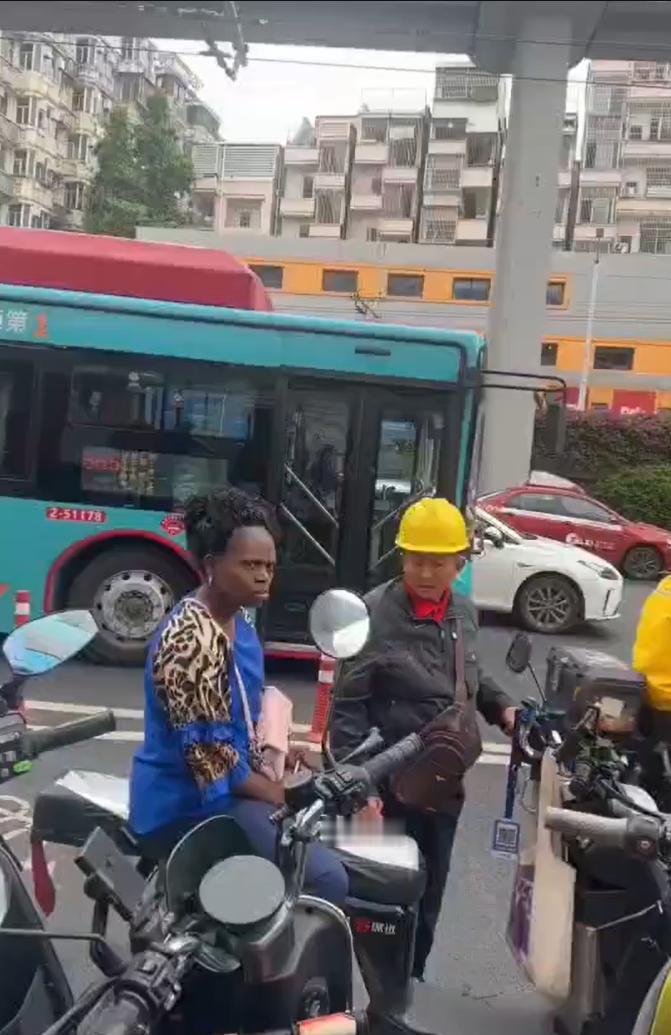 11月3日 广东 广州一 黑人妇女坐电摩的，要从越秀到花都狮岭，三四十公里，她只
