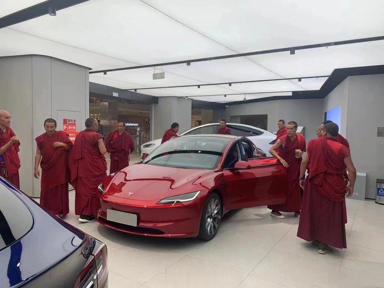 看看新车，僧人追求时尚代步车有什么问题？[吐舌]