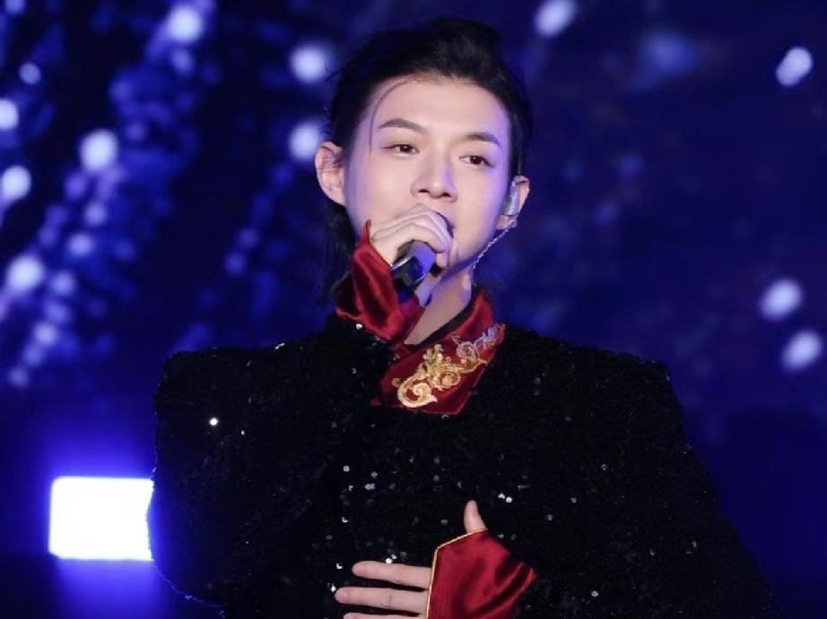 请用一句话来概括霍尊霍尊曾以中国风歌曲《卷珠帘》成名，但于2021年因前女友陈露