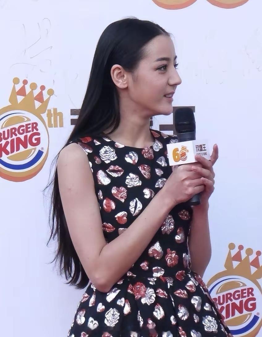 迪丽热巴那时候好好看，也没咋化妆，就是很真实 