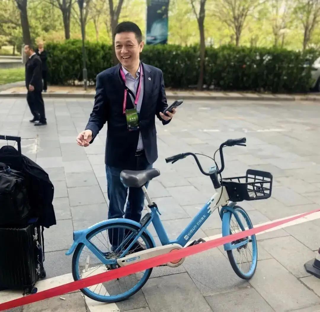 北京车展大佬出行反差出圈，这才是车企掌门人的真实格局！

2026北京车展正式开