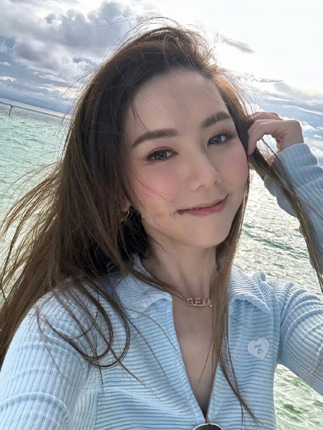 邓紫棋的颜值是不是一直被低估了？好多人用皮裤丑化她，但她的脸真的没丑过。。。去拍