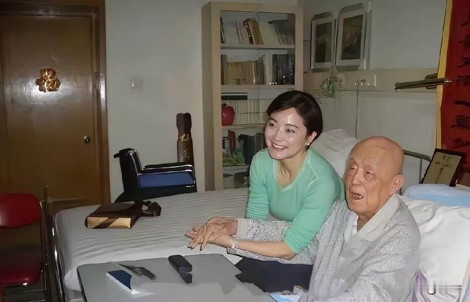 2007年的这一幕，如今回看更显珍贵。
林青霞仰慕季老学问，专程登门探望，两人一