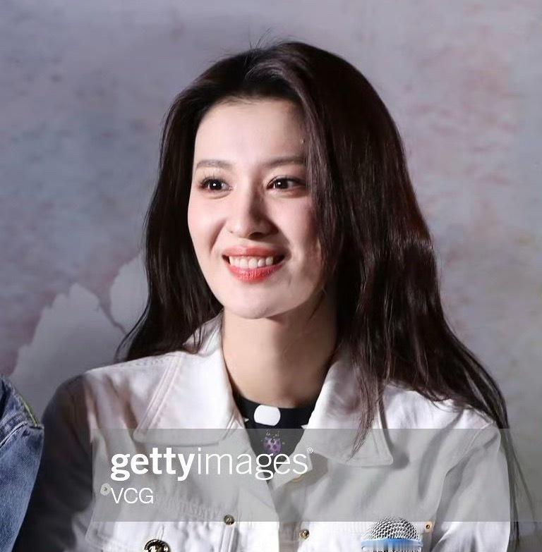 王楚然挺贵气的这个面在娱乐圈能稳，有底线即使不在娱乐圈也是人间富贵花了。牙齿和刘