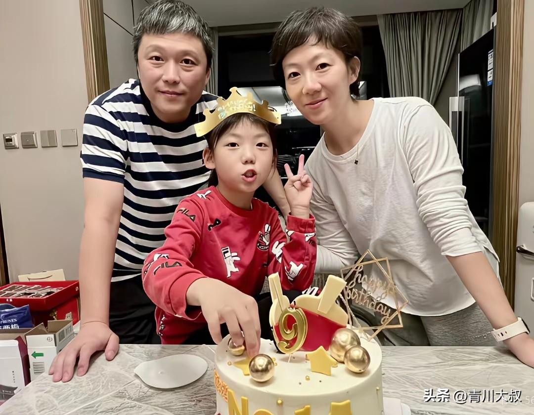 国乒教练里面，我觉得有两个人是靠颜值找到了媳妇！

一个是志强，一个是邱贻可！