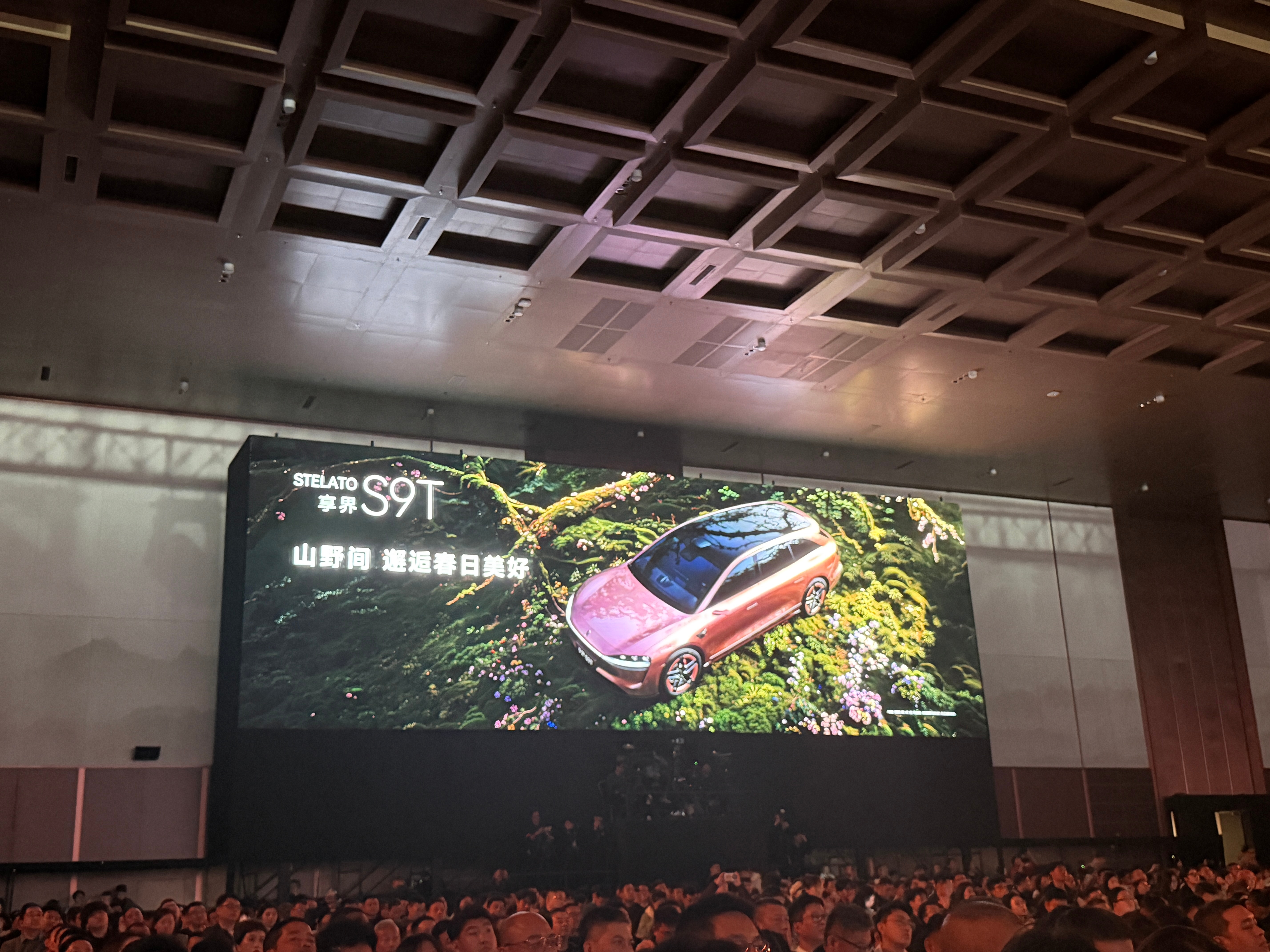 华为春季全场景新品发布会这次余总没来 何刚总讲的也是很牛 现场都没看到提词器👍