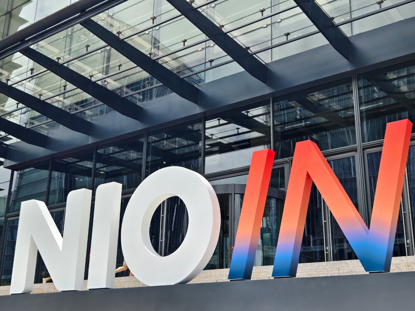 今天来参加蔚来 NIO IN大概一个月没见斌哥了，刚刚一激动，给斌哥说了个“今儿