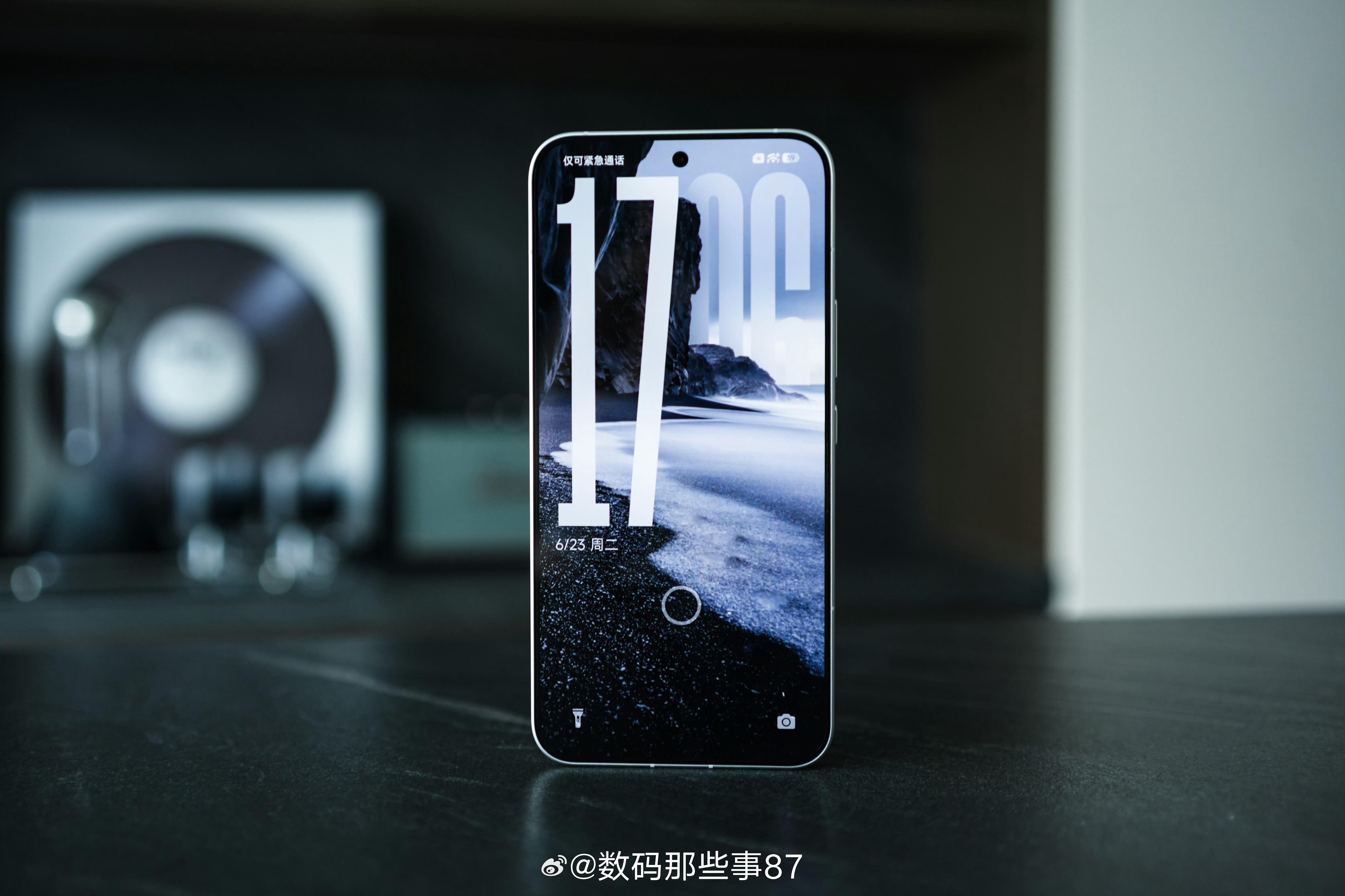 芯片：骁龙8 Elite；屏幕：1.5K+165Hz LTPS纯直屏+8550m