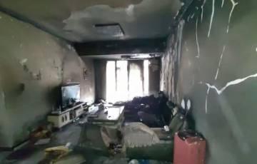 【家电安全无小事】南充市顺庆区某小区一住宅发生火灾，客厅沙发、空调等物品被毁于一