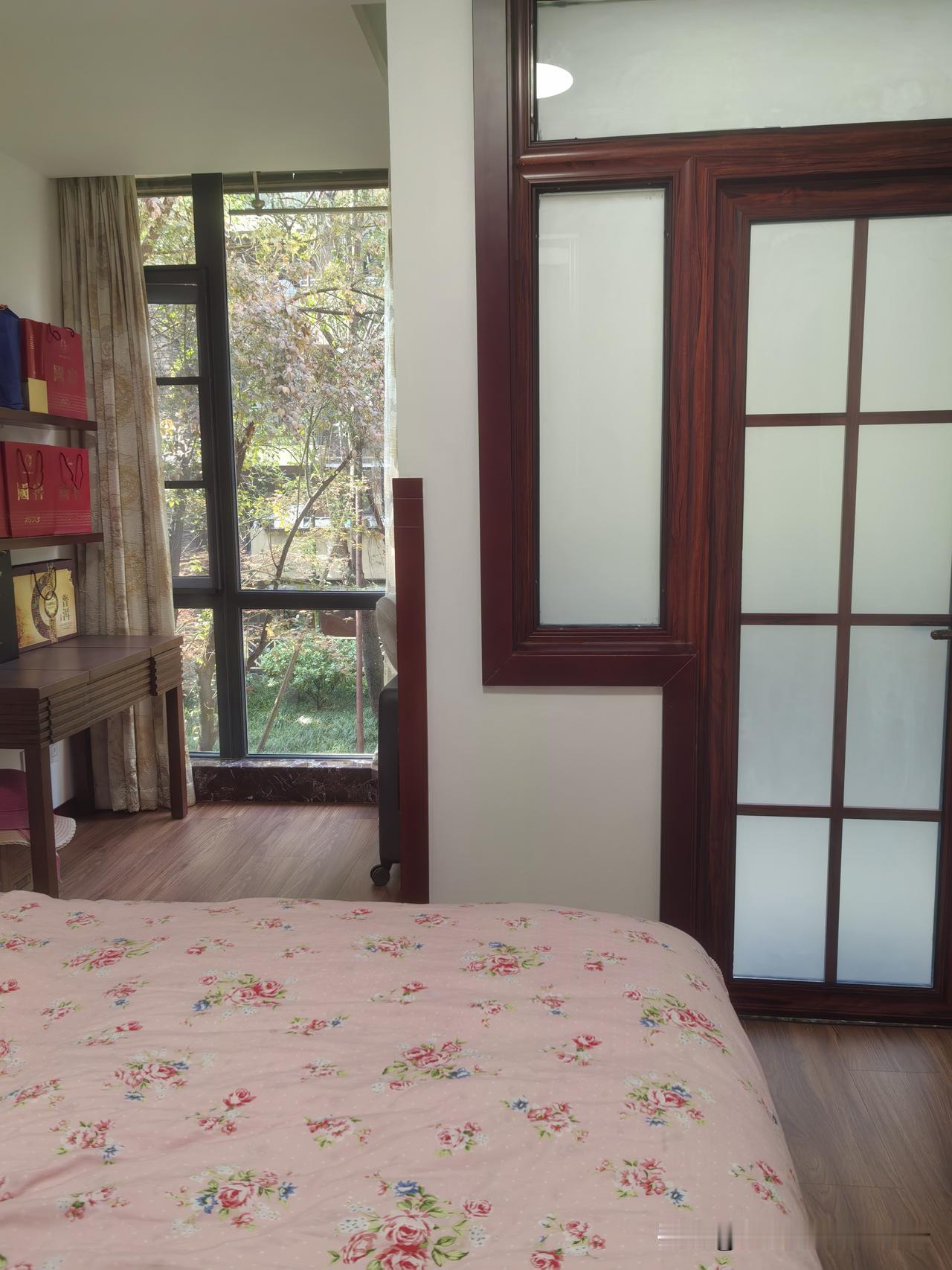 我妈离开我们已经113天。
昨晚，我和妹妹住在我妈生前住了16年的那间屋子。
