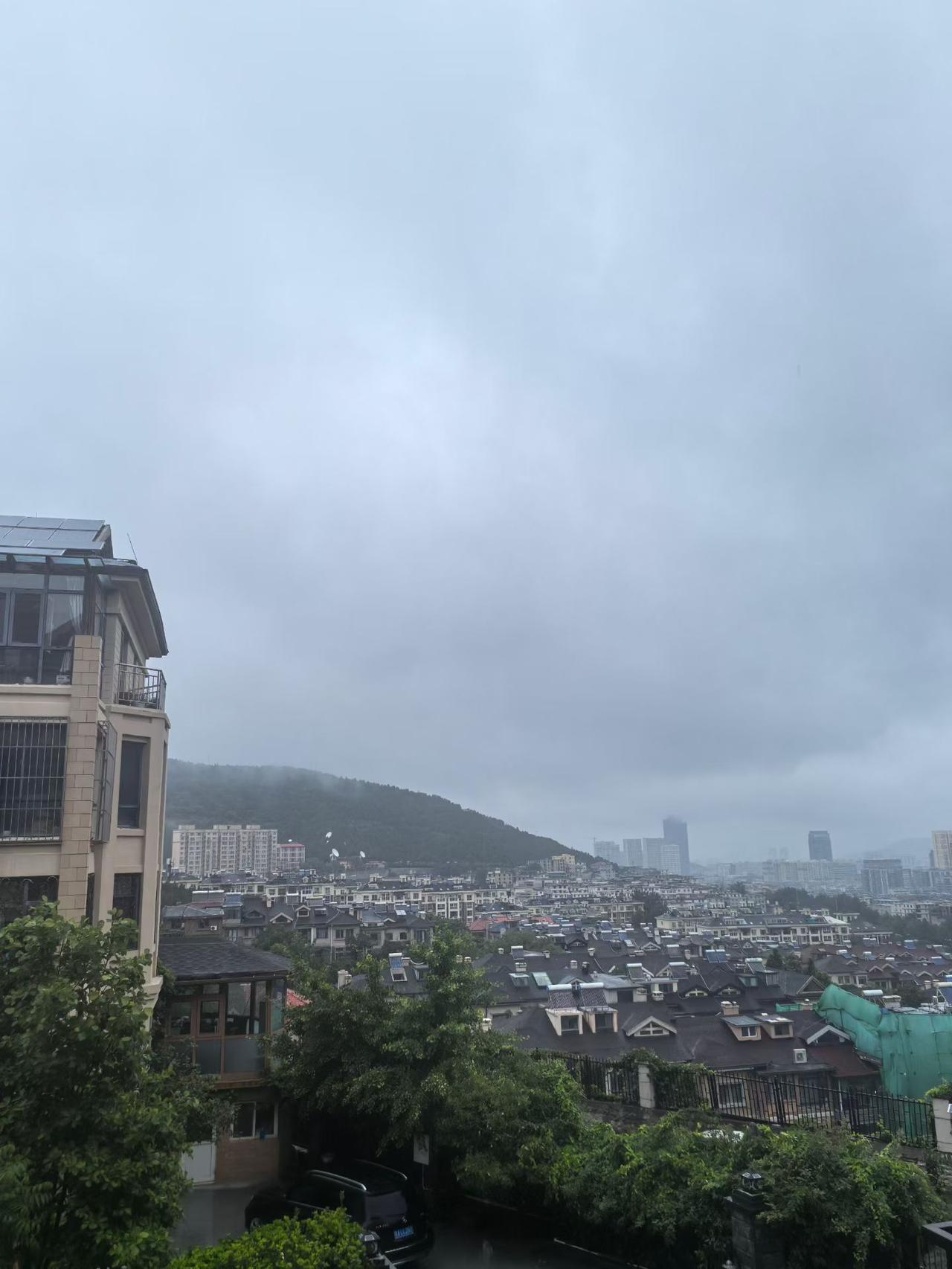 下雨。