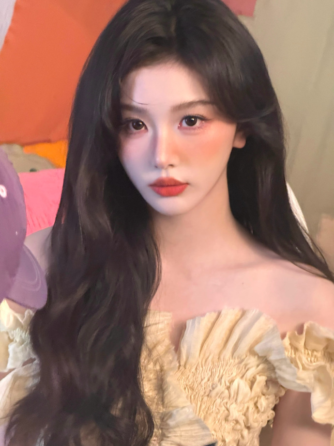 孔雪儿的大波浪好适合她孔雪儿更新live九宫格美图，蓬松大波浪卷发搭配白色公主裙