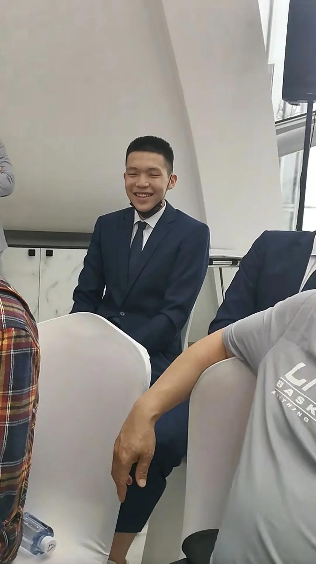 之前担心小杨没有球队选，现在不知道去哪个球队好，真是幸福的烦恼！
在没参加联合试