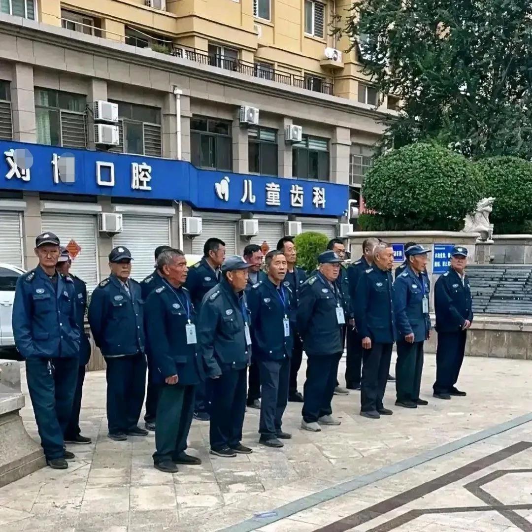 这是一个成建制的保安大队，共18人！谁也不敢碰，赔不起[我想静静]