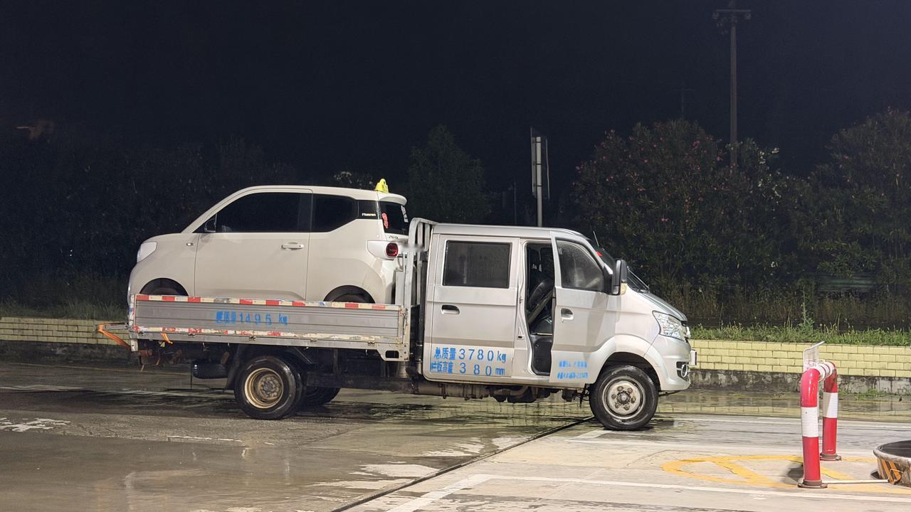 偶遇一台微型货车，拐带一台五菱mini EV
经常有这些货车，无端端会拉着一台小