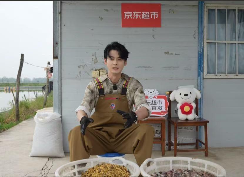 我的天！《斗鱼》里那个帅炸的于皓，现在居然在江苏的泥塘里喂螃蟹！郭品超也太会玩了