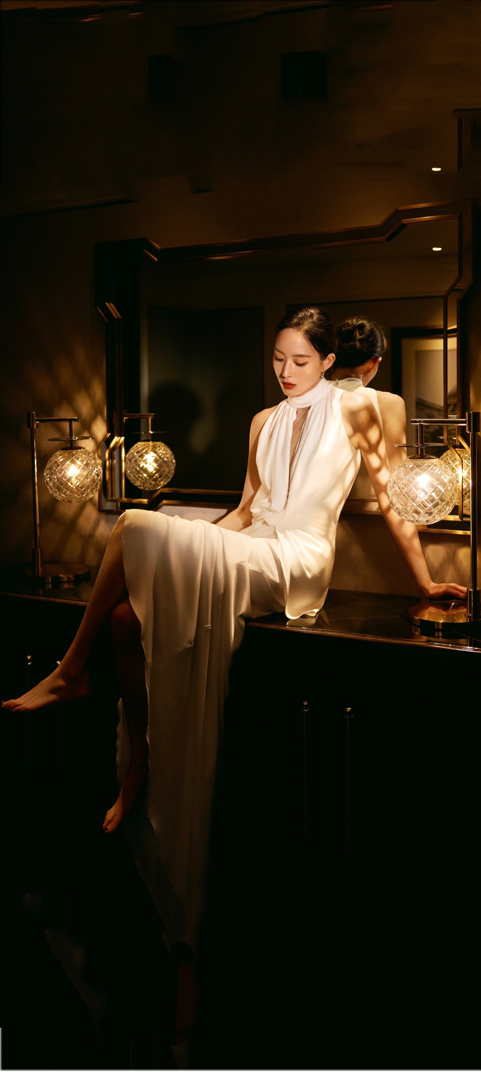 张钧甯今日穿搭壁纸：一袭白裙，静谧唯美。张钧甯