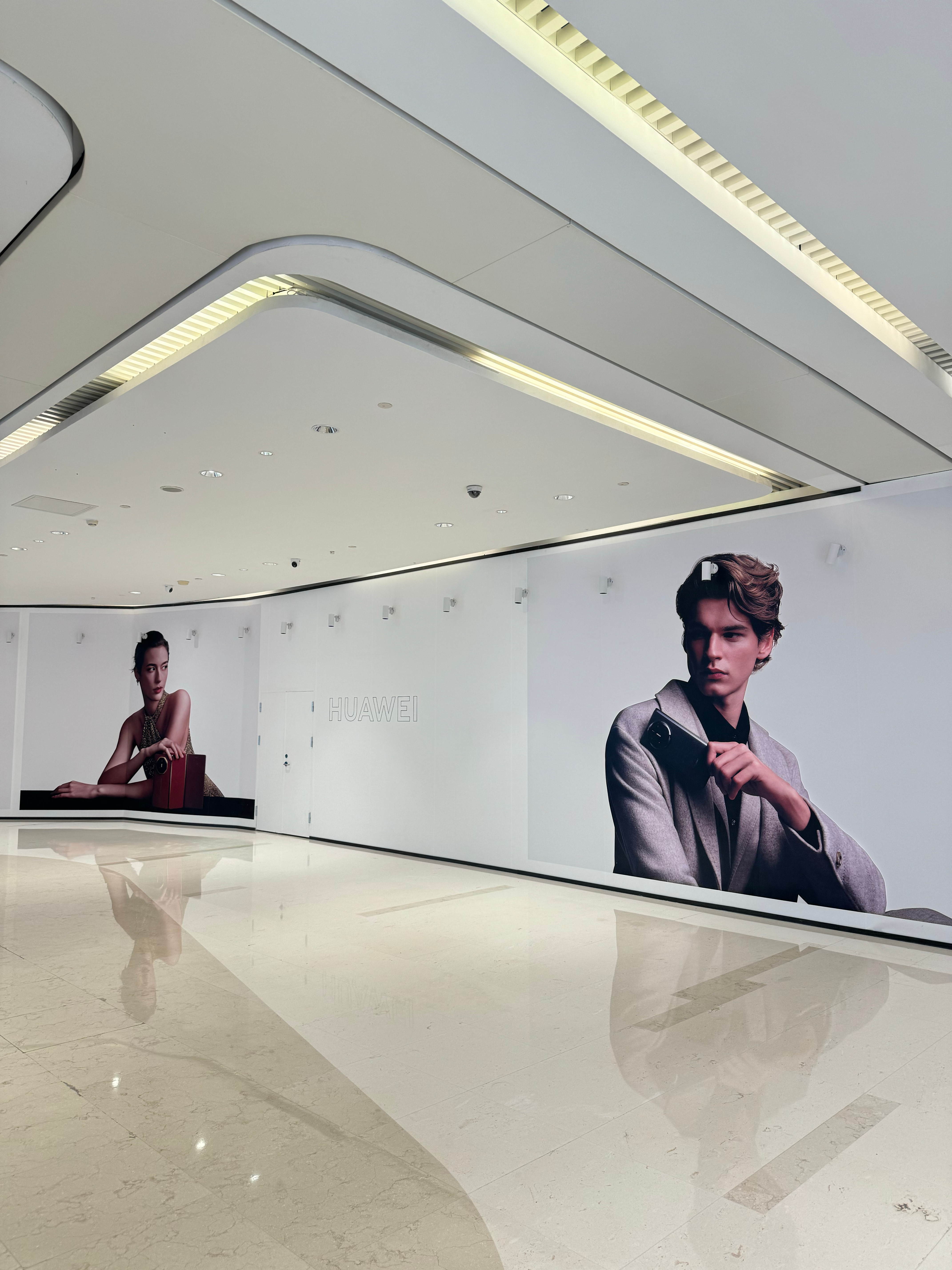 今天去经常去的商场吃饭，发现华为新开了一个店，感觉像是朝阳区旗舰店，期待开业