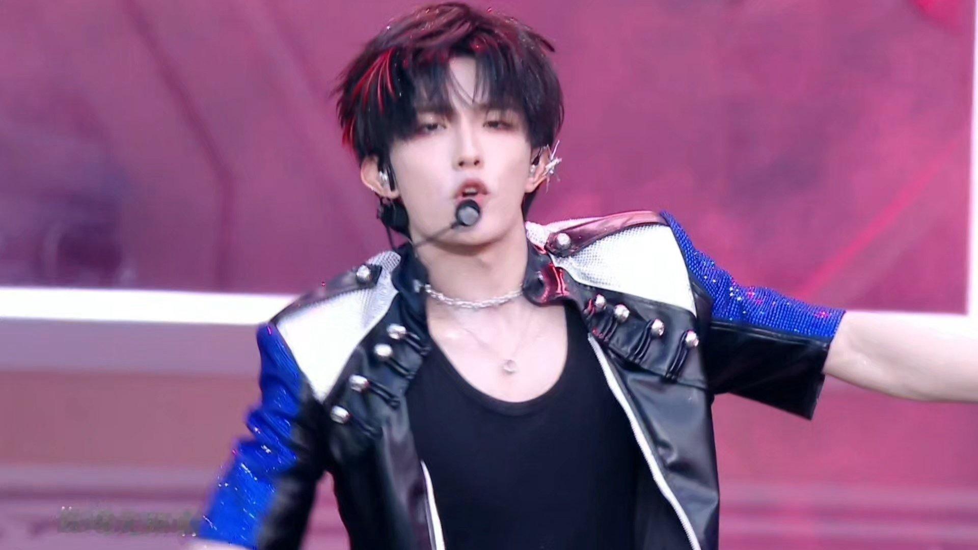 登陆少年演唱会直播状态登陆少年青岛这场直播状态真的好绝啊！！！衣服颜值在线，怼脸