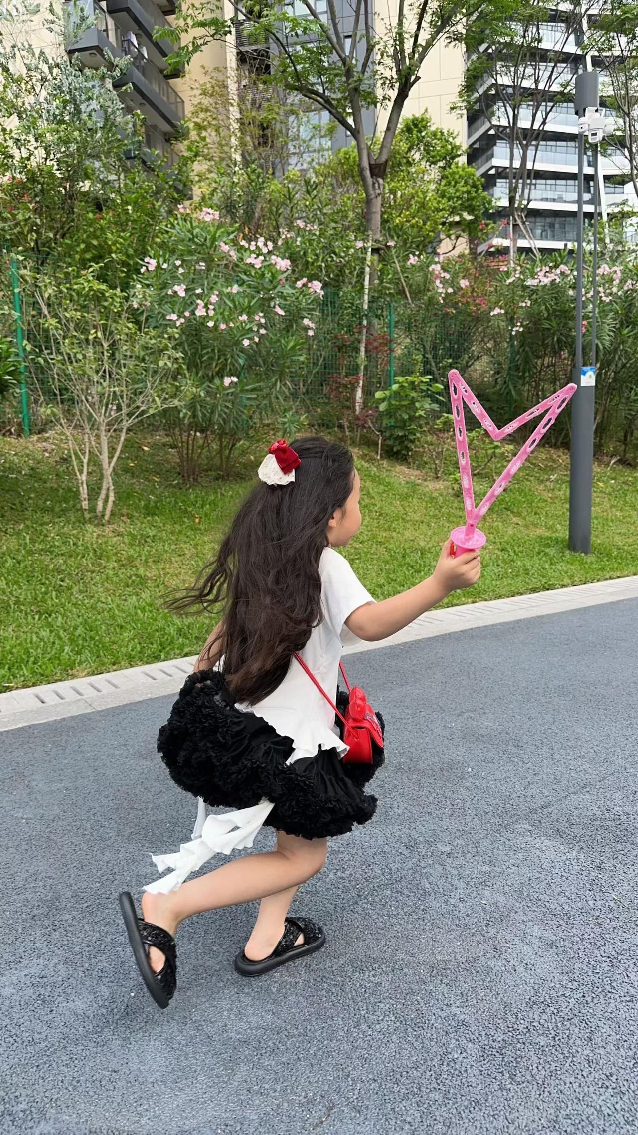 不知是世界变化加快，还是风向标已然转变。2000年前，每逢节假日，人们都往城里赶