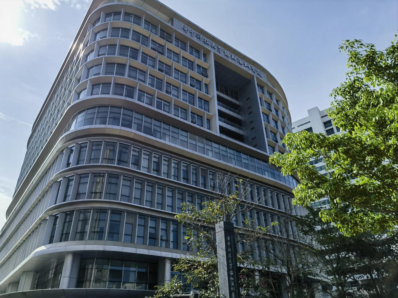 腿关节有点疼，去医院看了一下，做核磁共振花800元，开药900多元。还好，我用的