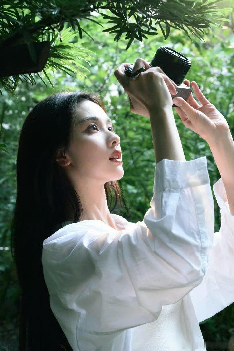 关心女孩的事陈都灵顺手就做了 陈都灵用小举动圈粉！直播中听到主持人咳嗽，她先关心