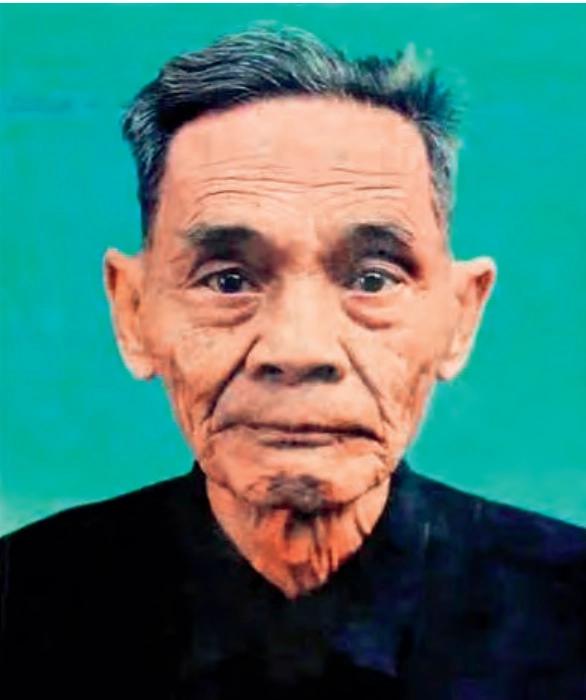 1987年，在台湾蛰伏了42年的我党地下工作者，伪装身份回到大陆。到家后，却看到