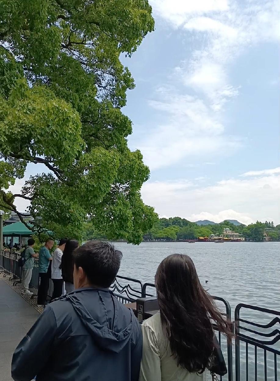 "男主外女主内" 的观念过时了吗？ 我认为过时了。现在绝大部分工作男人能干，女人