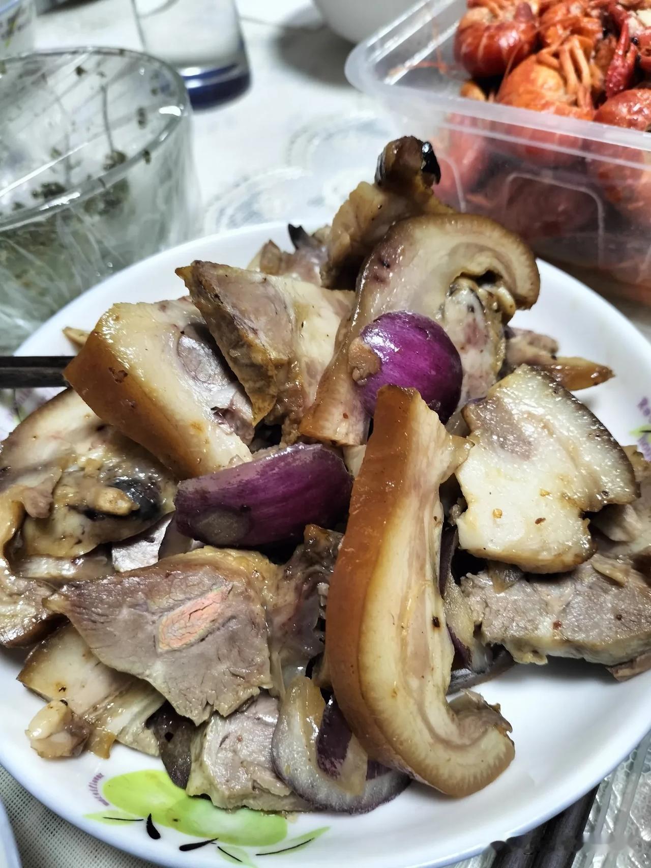 五谷杂粮养人，肉就是个调节，狮子有时还吃点草，让肚子舒服舒服。

咱汉族人的肠胃