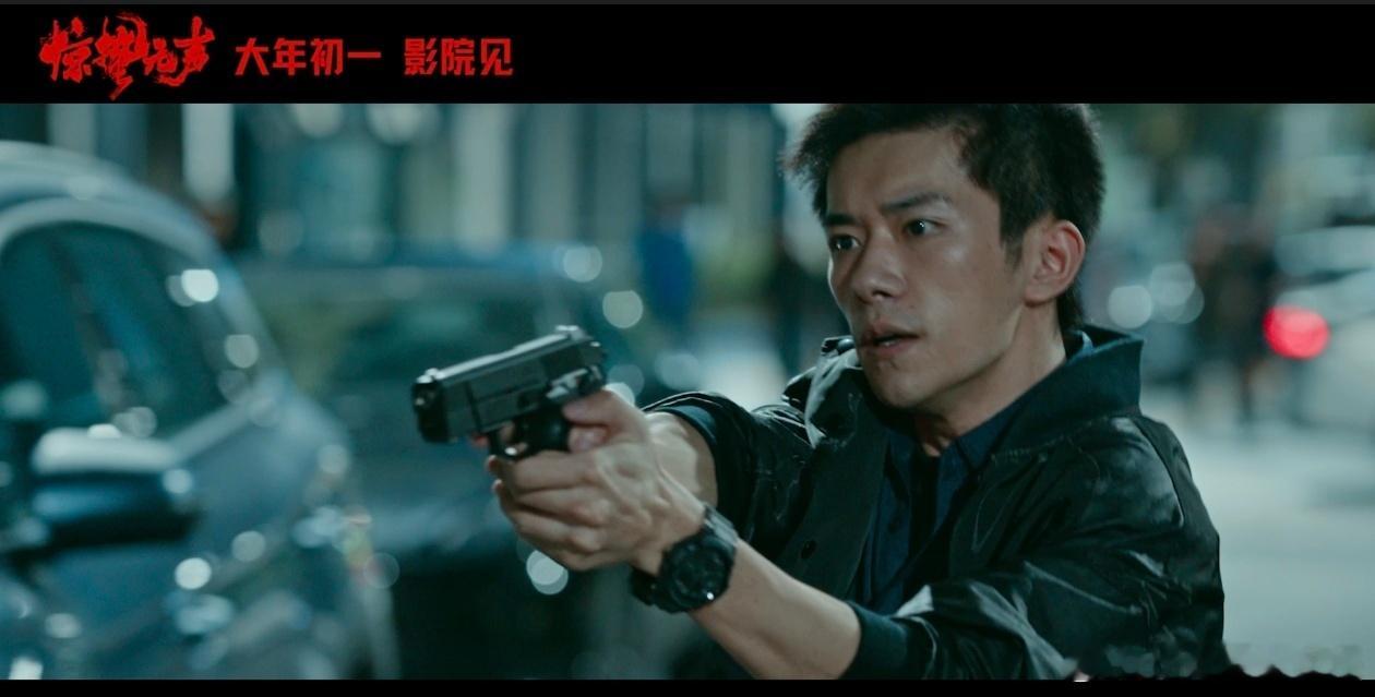 看完惊蛰无声看谁都像间谍《惊蛰无声》让我体验到了一种独特的“间谍视角”。看完之后