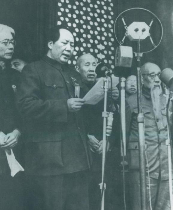 1949年10月1日这天，毛主席全世界宣布：“中华人民共和国成立了。”此时此刻，
