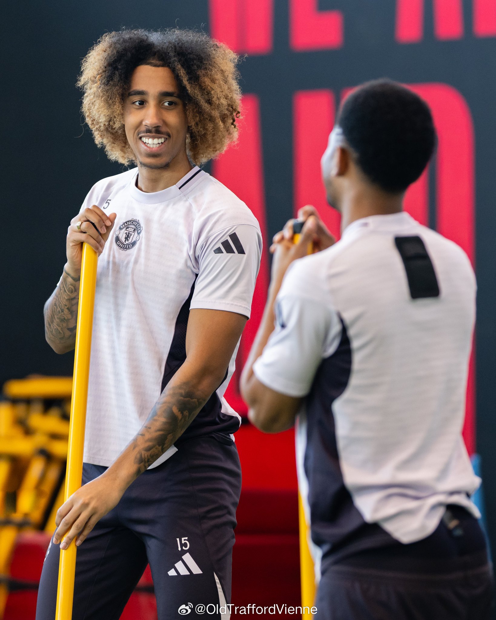 约罗把头发散开了，解围更给力吗？曼联俩树脑袋了，另一个是____ 