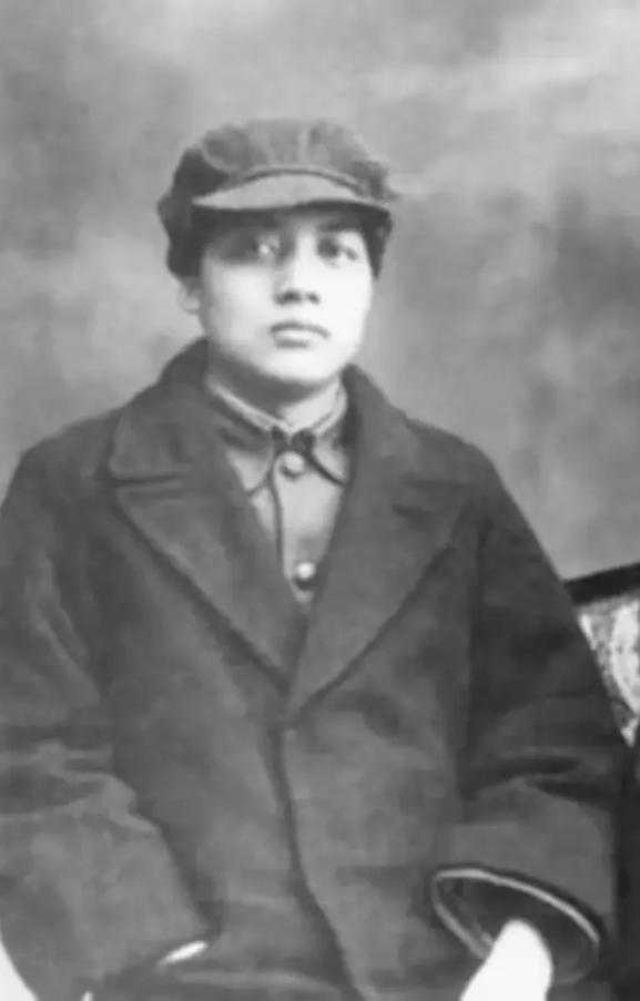 [微风]1984年，贺子珍病逝，给她送行的人群中，有一男子不停大声哭喊着四个字，