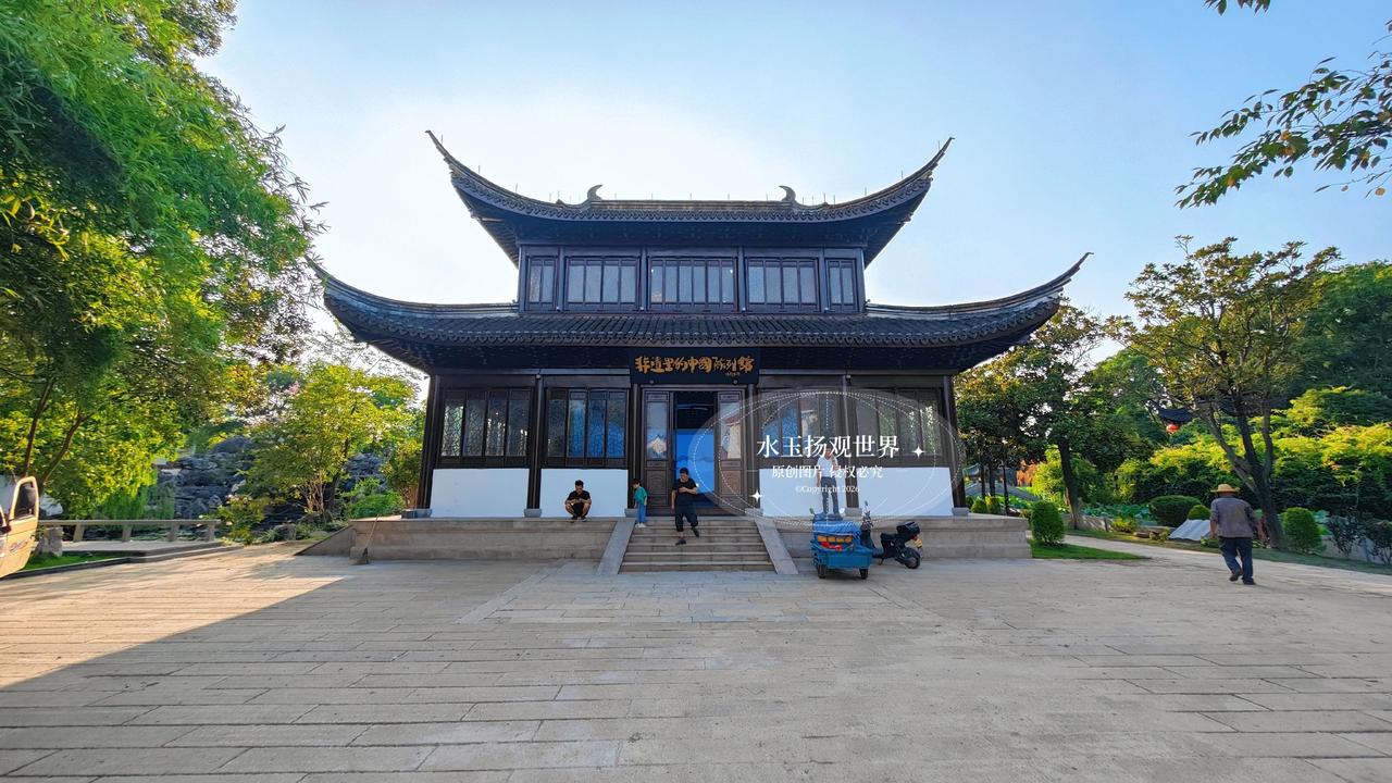 很多人去江南古镇，总偏爱热闹喧嚣的街巷，而我这次在湖州荻港，找到了一种安静的、活