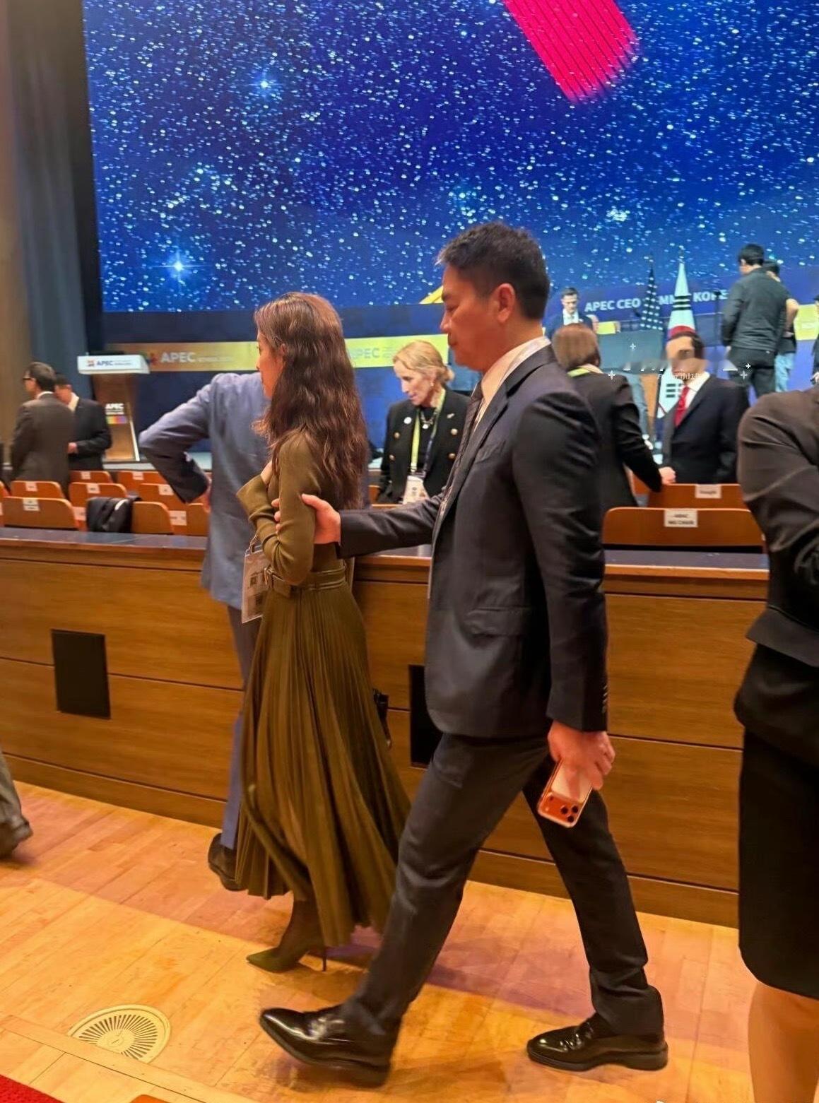 刘强东“没自信”是秀恩爱？邓聪冲的电话早给出答案刘强东从此在老婆面前没有了自信 