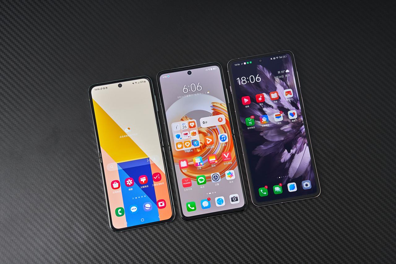 三星、华为、OPPO三款热门的小折叠屏手机对比，你觉得哪款的颜值更高。

从正面