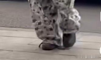 tg 张函瑞今早上班两个鞋带都没系，是不是临时被叫来的？ 