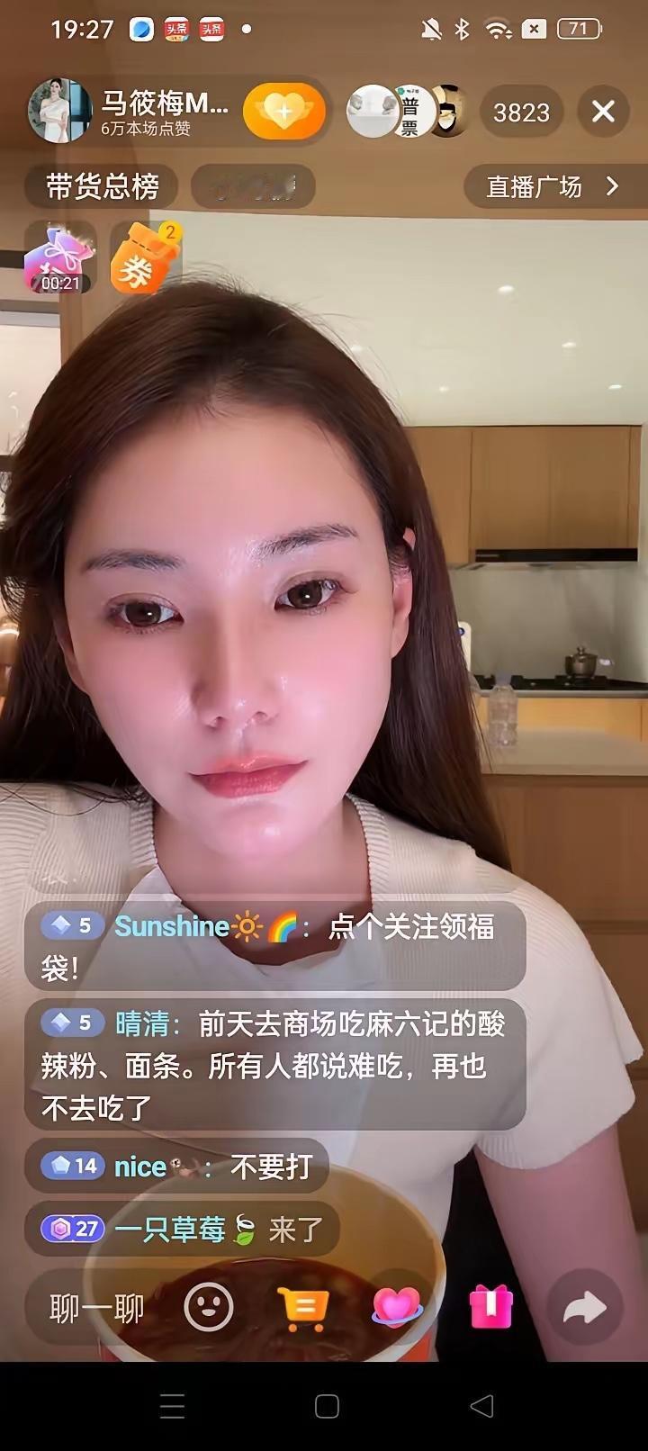 小菲和她两个人在一起，真的很有意思，她们两个人都在努力，互相理解，照顾好自己的小