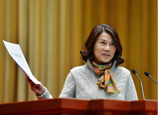 董明珠确实霸气！一个海归面试格力，要求10万月薪，董明珠毫不留情问他：“在国外读