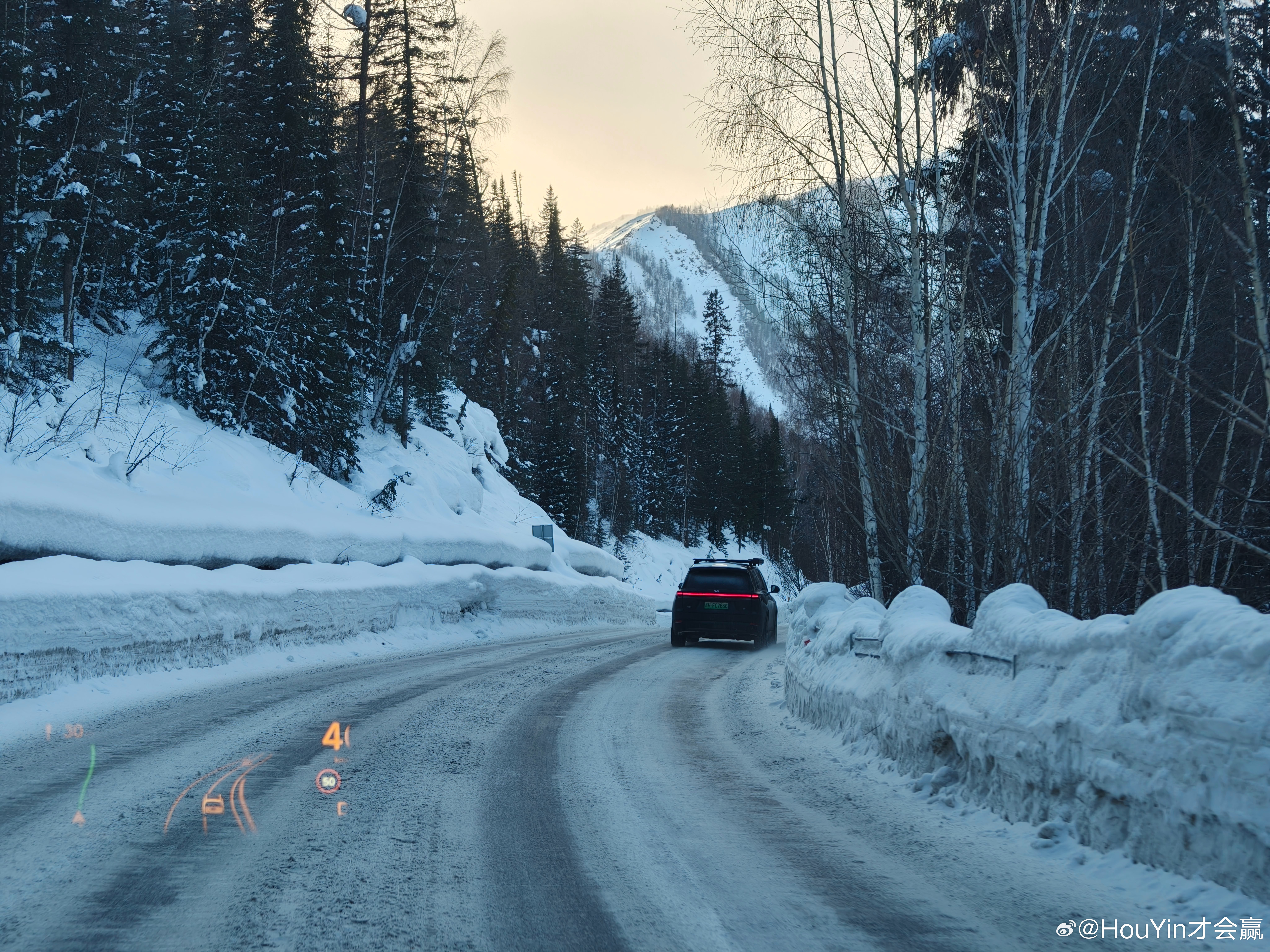 喜欢冬天喜欢大雪喜欢看这渐变的天感觉在雪上开车会上瘾呲溜呲溜的软软的滑滑的理想旅