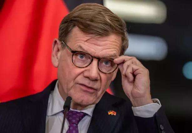 德国外长瓦德普尔说：“格陵兰是丹麦王国的一部分，而丹麦又是北约的成员国，因此，格