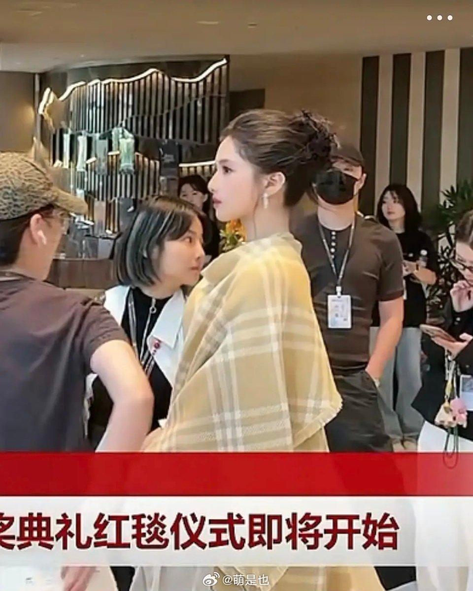 张婧仪直播截图，这头骨也太完美了吧 